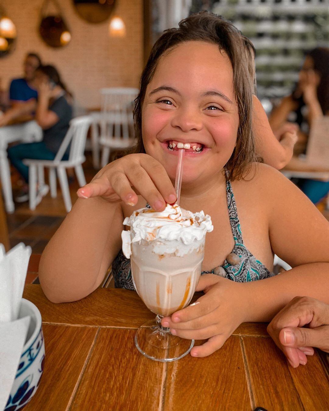 "Se eu pudesse, te guardaria em uma caixinha, mas a vida não é assim, você está crescendo e crescendo rápido, já é uma moça e isso as vezes me assusta, mas ai me lembro que ao seu lado está a melhor da mãe do mundo e isso me acalma, pois ela te ensina diariamente a superar suas barreiras e enfrentar a vida, assim como fez comigo e com nosso maninho."