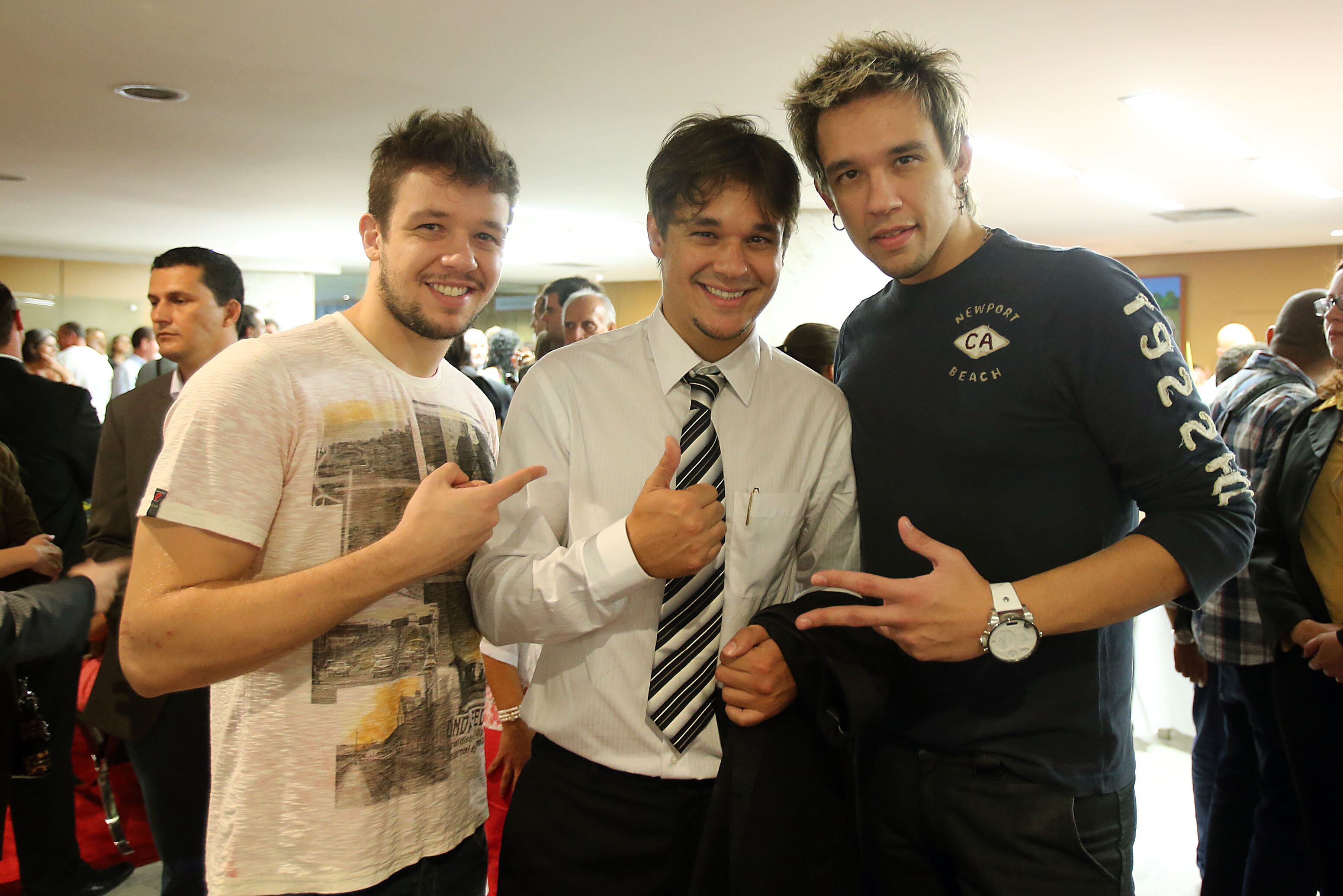 Leandro do KLB, acompanhado dos irmãos Bruno (e) e Kiko, em cerimônia de nomeação na Assembleia Legislativa de São Paulo