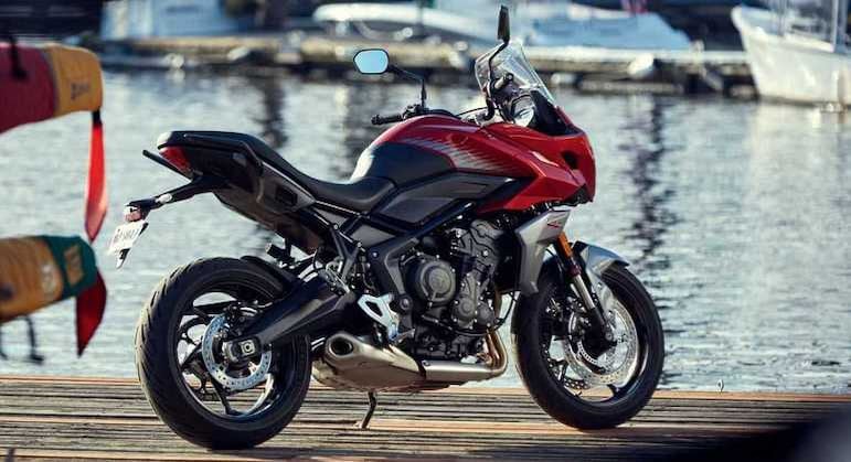 Traseira tem um sistema monoshock, que tem regulagem de pré-carga com 150 mm de curso