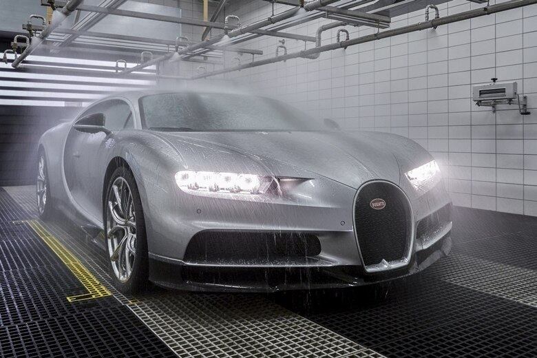 Ver a linha de fabricação dos carros já é algo curioso, agora, ver a linha de produção do carro mais veloz do mundo, o Bugatti Chiron, é algo que não temos a oportunidade de ver todos os dias. Então, a Bugatti divulgou imagens de como esse processo de montagem é feito em um espaço de 1.000 m² e com poucos funcionários. Confira as fotos
