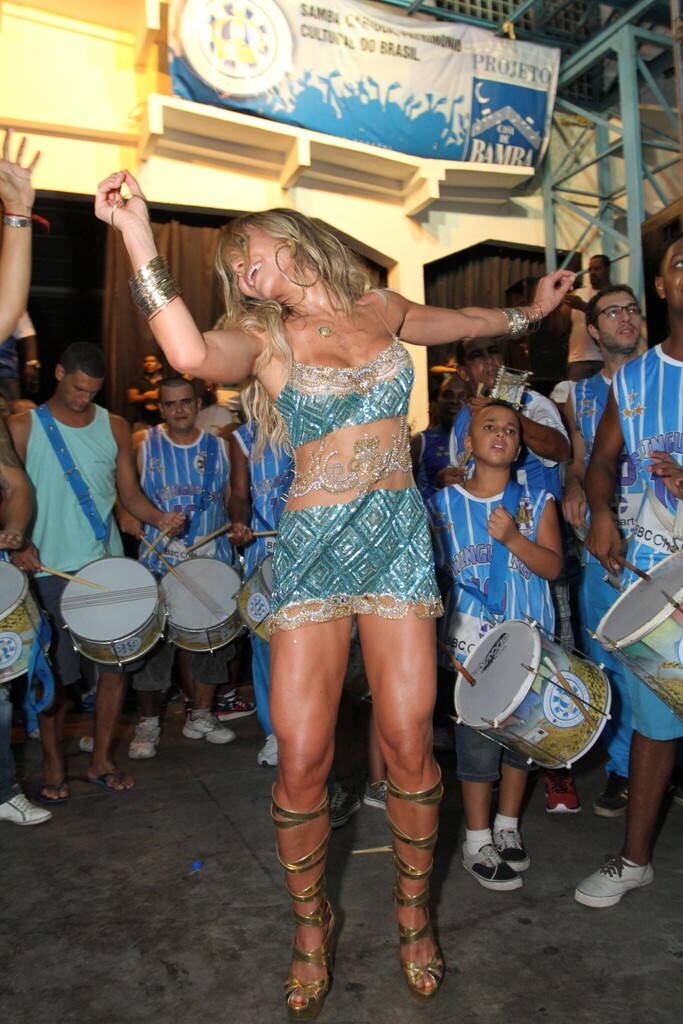 Sabrina Sato comemora aniversário na quadra da Vila Isabel