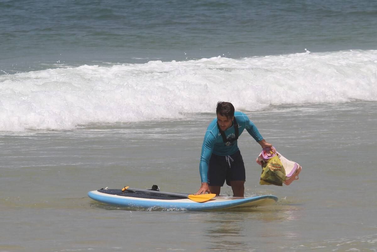 Ele pegou um lixo que estava boiando no mar