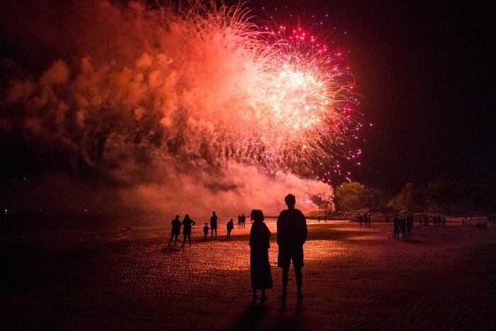 No dia 4 de julho, os americanos celebram o tradicional Dia da Independência — feriado mais importante dos Estados Unidos. A data comemora a Declaração da Independência do país, adotada em 4 de julho de 1776, quando as treze colônias que formavam a América se declararam independentes do Império Britânico, àquela época governado pelo Rei George III. Na cidade de Greenwich (foto), estado de Connecticut, já estouraram fotos de artifício