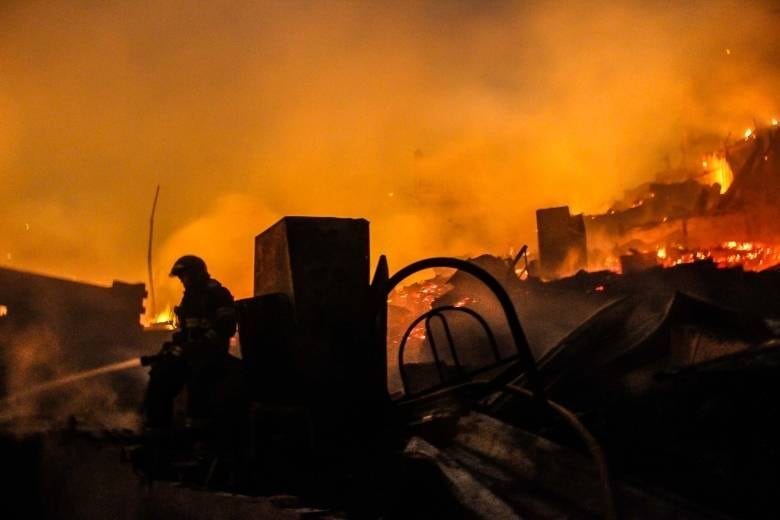 A Sabesp enviou uma nota à imprensa sobre o hidrante inoperante na rua Cristóvão Pereira, que não foi utilizado pelos bombeiros. A empresa informou que o abastecimento na região está normal. "Pela legislação municipal, a empresa pode atender áreas regularizadas oficialmente. Em regiões de favelas existem ligações clandestinas que causam perdas de água"