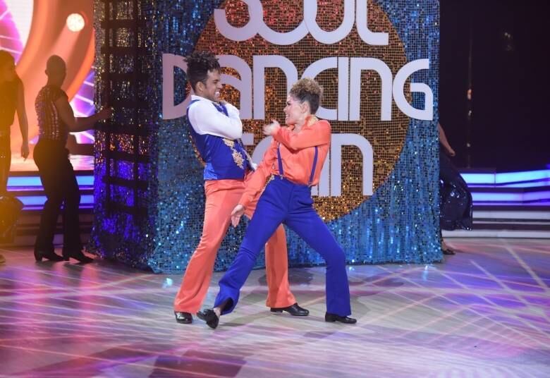 A cada apresentação no Dancing Brasil, Vinicius D'Black mostra que está à altura de um dançarino profissional. No oitavo episódio, o cantor e sua parceira de dança, Carol, se inspiraram na dança de rua no ritmo de locking e hip hop e arrancaram elogios merecidos dos jurados