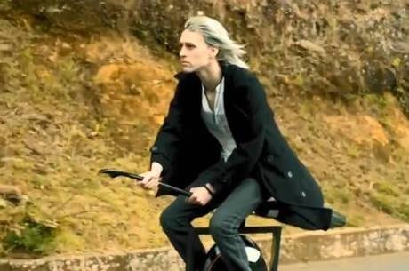 Russo faz demonstração da vassoura "voadora"