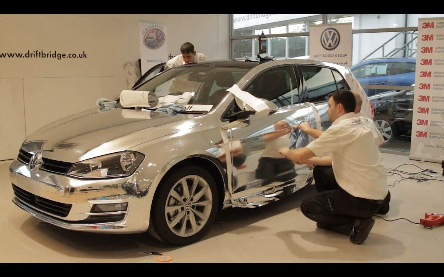 Os aplicadores cuidam dos mínimos detalhes para deixar a carroceria (agora cromada) impecável
VEJA TAMBÉM
> RAM faz picape enfurecida para divulgar novo filme do Super-Homem
> Direto da idade da pedra: carro do filme Os Flintstones movido com os pés vai a leilão
Quer saber tudo sobre carros? Acesse R7.com/carros