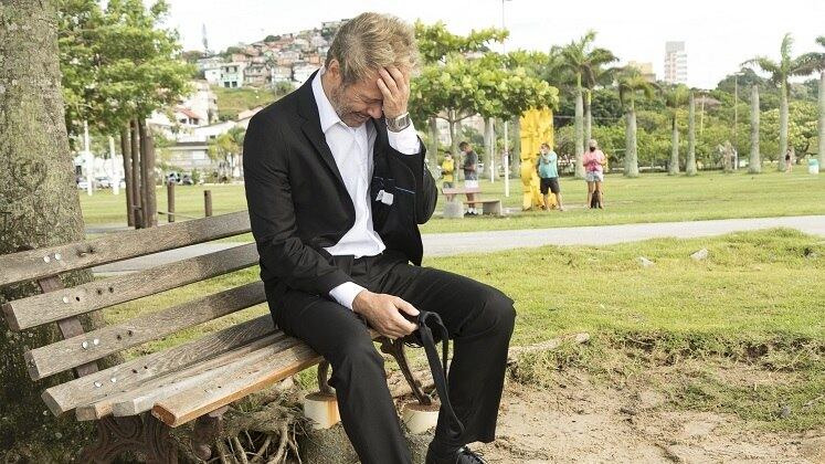 E os conflitos não pararam por aí! Júlio perdeu uma grande proposta de trabalho por causa do passado. O pai de Mirela vivia mudando de emprego e sempre fracassava. Cenas de flashbacks revelaram o que público tanto queria saber: ele foi acusado de fraudar o resultado do Miss Floripa 2004, vencido por Giane, depois de se envolver com quase todas as participantes