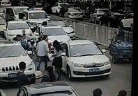 A mulher se estraboucou no chão, e teve que ser levada de ambulância para o hospital. Em seguida, foi direto para delegacia