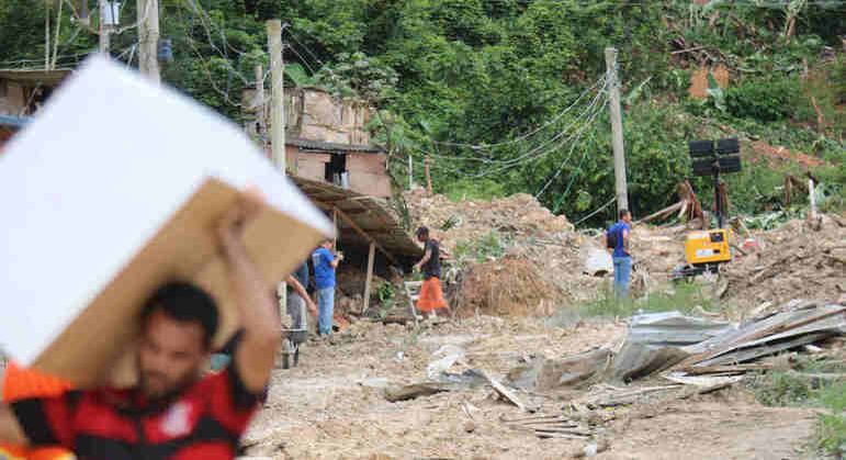 Buscas ainda continuam no local, com 44 integrantes da Defesa Civil e do Corpo de Bombeiros