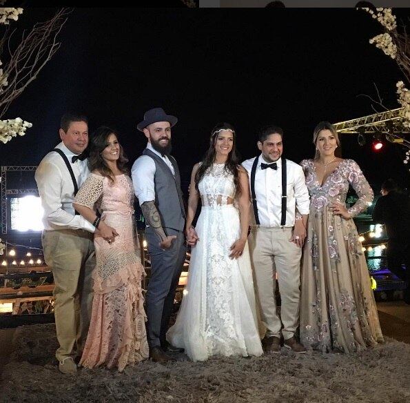 Mateus, da dupla com Jorge, se casou nesta quarta-feira (6) com a estudante Marcella Barra. Confira as fotos!
Acesse o R7 Play e assista gratuitamente à programação da Record quando quiser