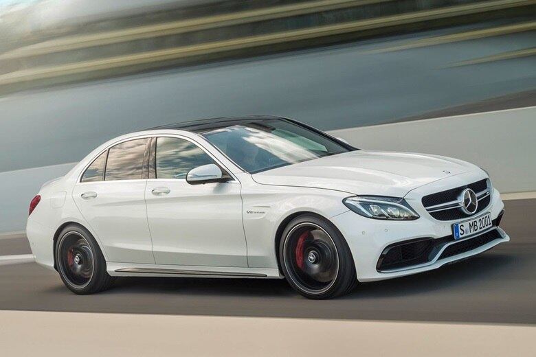 Mercedes-Benz C63 S — Com motor 4.0 V8 biturbo de 510 cavalos de potência, o sedã é uma boa receita que une tradição, esportividade e sofisticação. Segundo a fabricante, ele acelera até 100 km/h em exatos 4 segundos, com velocidade máxima (limitada eletronicamente) de 290 km/h. A transmissão automática esportiva de 7 velocidades oferece ao motorista 4 modos dinâmicos — Comfort, Sport, Sport+ e Race