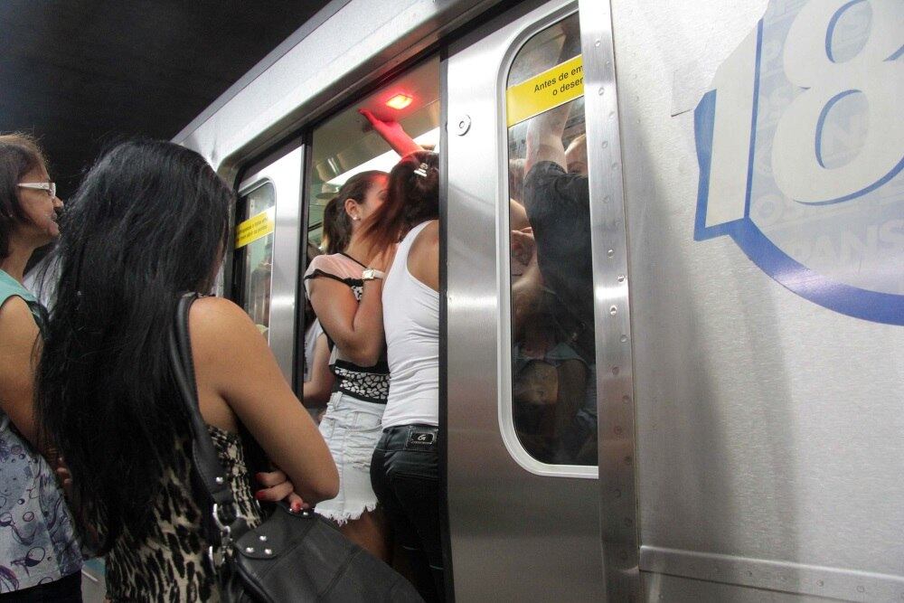Os paulistas também enfrentarão aumento das passagens de metrô e trem, que vão passar de R$ 3 para
R$ 3,50, um reajuste de 16,67%