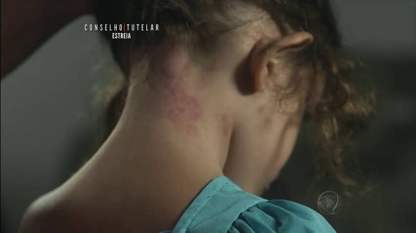Sereno e César lutam com todas as forças para resgatar a menina dos braços da agressora. Por fim, Vera foi presa e a menina encaminhada para uma casa de adoção

+ Aprenda a música exibida na vinheta de Conselho Tutelar

+ César e Sereno investigam caso de menina abusada por familiares


+ Veja imagens chocantes das cenas de violência infantil exibidas em Conselho Tutelar

