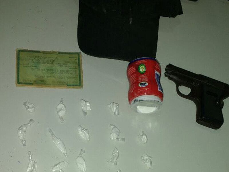 Suspeitos foram presos com uma pistola Bereta calibre 6.35 e 36 papelotes de cocaína