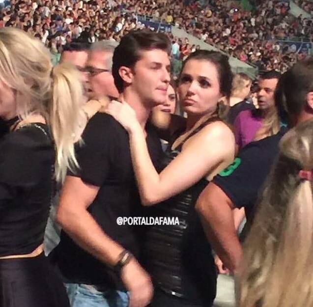 Apesar de Klebber Toledo e Monica Iozzi não assumirem um relacionamento, os dois - que se beijaram durante o Carnaval - foram flagrados juntinhos, em clima de romance, no show do Maroon 5, em São Paulo