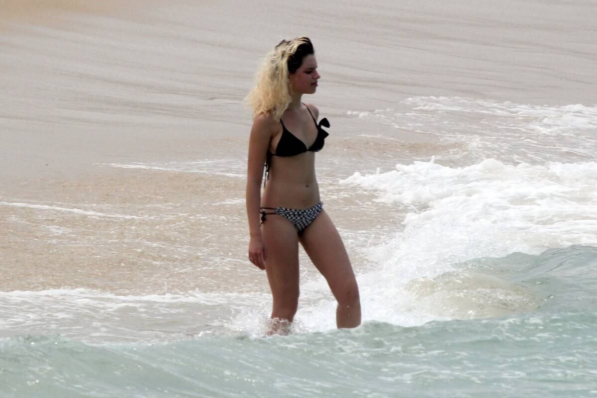 Bruna Linzmeyer foi à praia nesta quinta-feira (16)