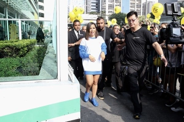 Anitta chegou causando tumulto por lá 

