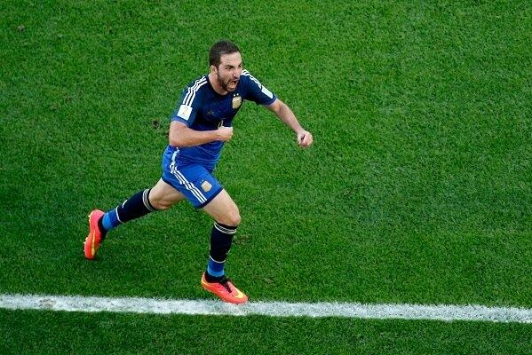 2014 - Argentina x Alemanha - Argentina tricampeã
No mundo alternativo, não há 'zica' para Gonzalo Higuaín. Com 20 minutos de jogo, o camisa 9 argentino recebe ótima bola na entrada da área, encara Neuer e chuta firme no canto, sem chances para o goleirão. A vitória por 1 a 0 consagra a grande Copa de Lionel Messi, eleito o melhor jogador do torneio