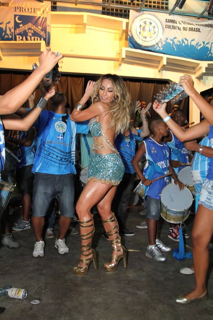 Sabrina Sato comemora aniversário na quadra da Vila Isabel