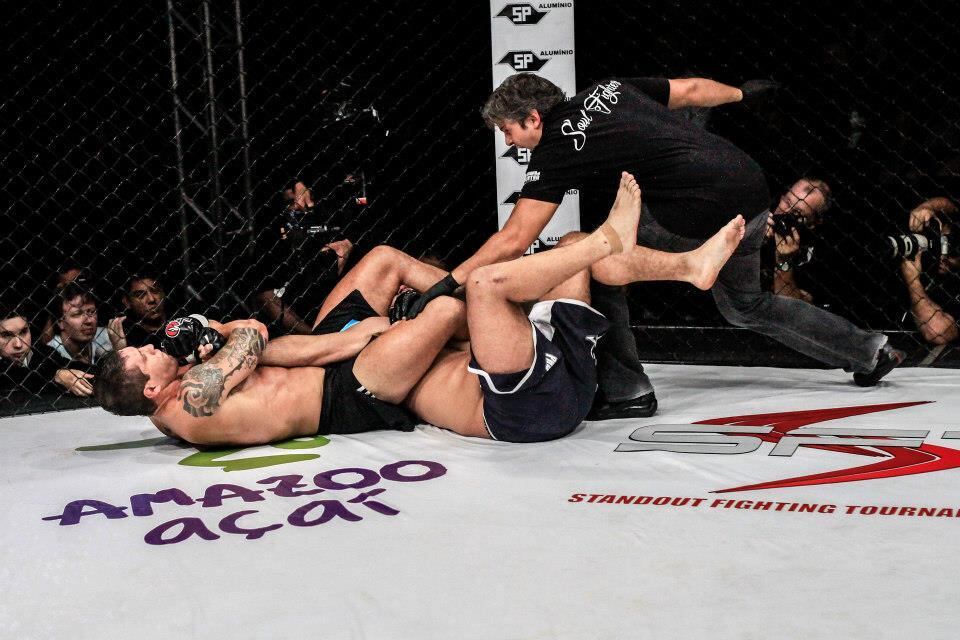 Depois do sucesso de sua primeira edição, o STF (Standout
Fighting Tournament) entrará em cena novamente nesta sexta-feira (29), a partir das 21 horas, no
Ginásio do Ibirapuera, em São Paulo, com transmissão ao vivo do R7. A grande estrela do card será o
brasileiro ex-UFC Luiz Cane ‘Banha’. A pesagem do SFT 2 agitou o público na quinta-feira (28), no Shopping Ibirapuera, um dos mais conhecidos
da cidade. Confira tudo o que vai rolar no evento a seguir