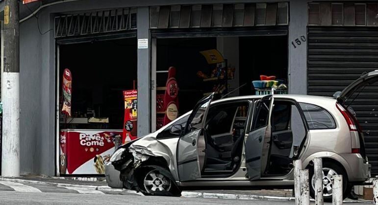 Carro abordado por policiais após perseguição em Taboão da Serra (SP)