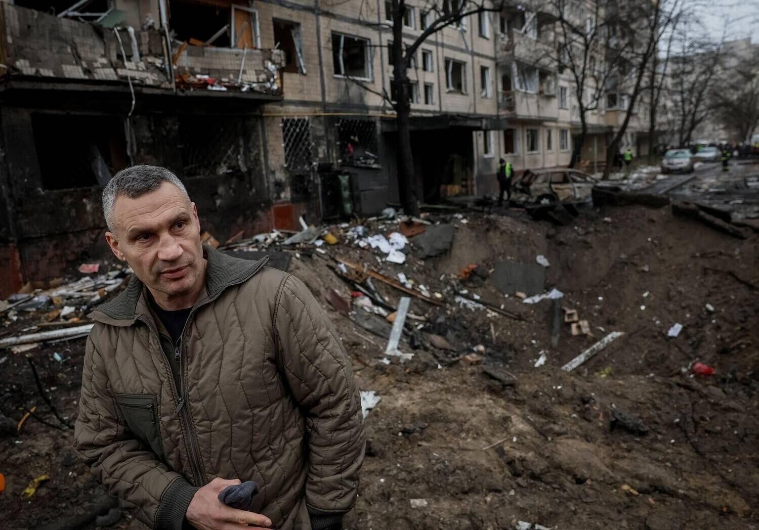 A Ucrânia diz que seu sistema de defesa antiaérea interceptou todos os dez mísseis, mas detritos causaram ferimentos e destruição em quatro distritos de Kiev ao longo do rio Dnipro, que corta a capital, disseram autoridades