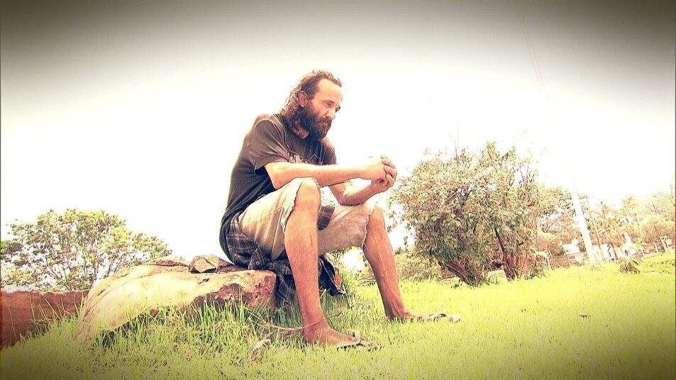 Há seis meses, Fabiano impressionou Bruno, da dupla com Marrone, por sua voz incrível e condição de vida precária. Motivado a ajudar seu fã, o cantor levou a história do morador de rua até Geraldo Luís, que em ação com o Domingo Show propôs a ele o desafio de vencer o vício nas drogas de uma vez por todas
Assista ao vídeo: Conheça o morador de rua que chamou a atenção de Bruno, da dupla com Marrone