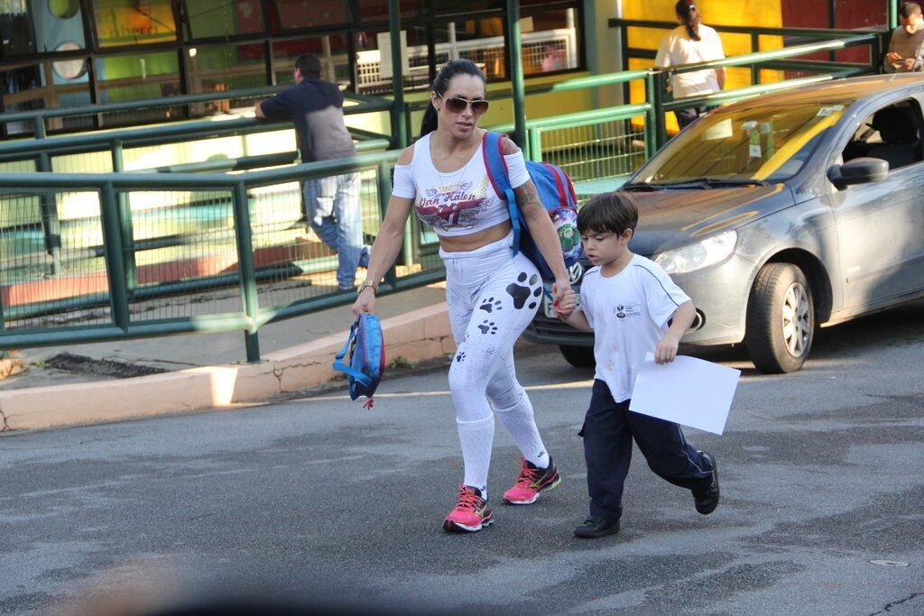 A meia, levantada quase até o joelho, foi outro item do look