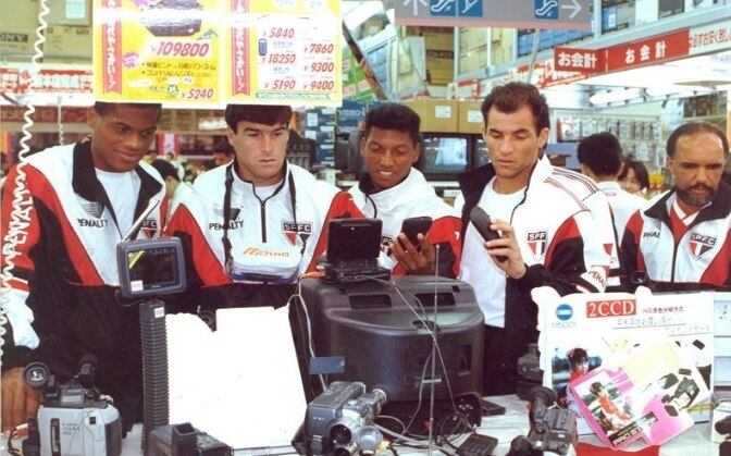 Ele chegou ao clube como lateral-direito e pelas mãos de Telê Santana se tornou um dos maiores zagueiros da história do São Paulo, onde
atuou em 294 jogos. Além dos dois títulos mundiais pelo São Paulo, Ronaldão (à esquerda na foto) faturou
também a Copa do Mundo com a seleção brasileira em 1994. Atualmente, é diretor
de futebol e empresário de jogadores