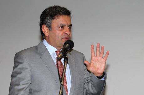 Outro tucano que não escapou da mira de Gleisi foi o senador e pré-candidato à Presidência Aécio Neves (PSDB-MG). Recentemente Gleisi
atacou um projeto de lei de iniciativa do pré-candidato do PSDB que pretende transformar o Bolsa
Família em um programa de Estado.

— Não fizemos nenhum discurso para tentar
se apropriar do plano; tão somente fizemos o que tinha de ser feito.