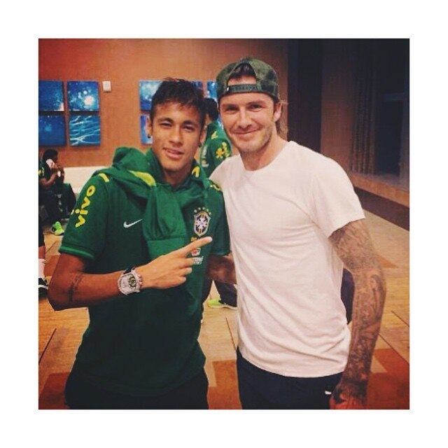 Mesmo com momento delicado, Neymar não deixa de apreciar a qualidade de Ronaldinho Gaúcho e até postou uma foto reverenciando o jogador