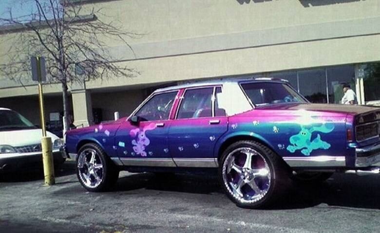 Você olha para as rodas e fica impressionado. Depois, olha para a pintura e se pergunta: "o que esses cachorrinhos estão fazendo aí?"