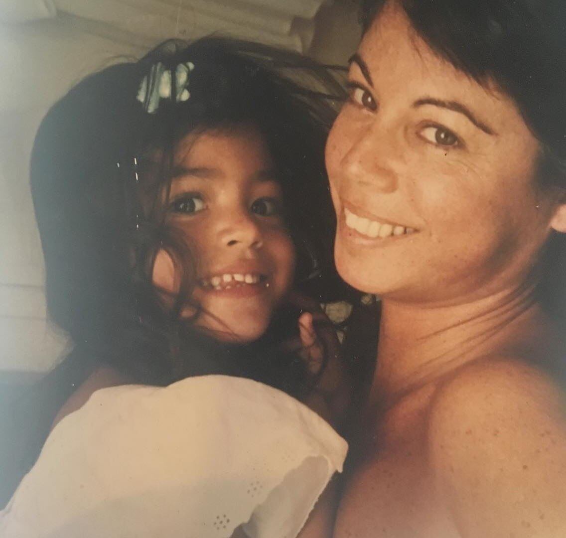 Grávida da primeira filha, Carol Castro compartilhou uma foto com a mãe, da época em que ainda era pequenina