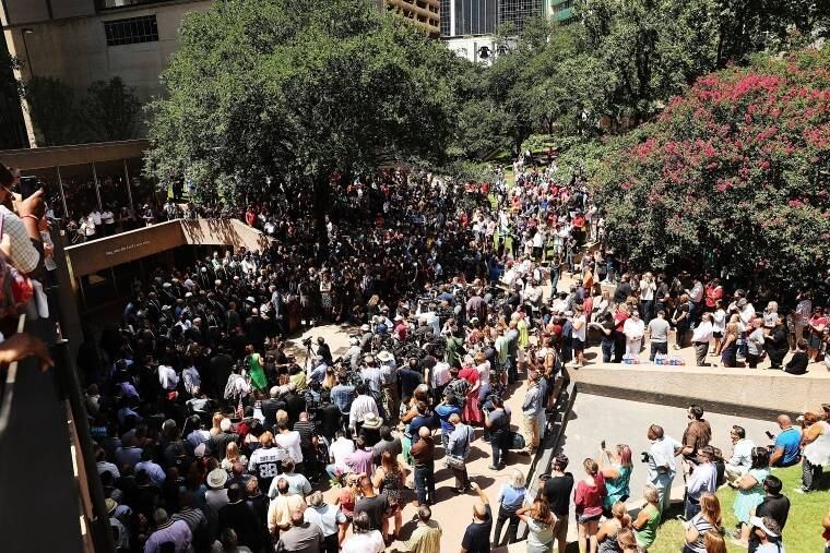 O principal grupo racista, de extrema-direita, a Ku Klux Klan (do grego kyklos - anel - e klan - grupo -), surgiu em 1865, após o fim da guerra, com o argumento de que negros, entre outros grupos, não poderiam conviver em uma sociedade com os brancos