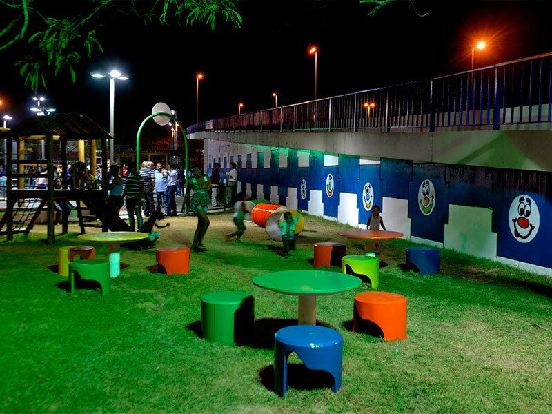 Um
diferencial será um espaço específico para crianças de zero a quatro anos, numa
área privilegiada da praça, com sombreamento para garantir a plena utilização
por esse público. Foi usado também pergolado de eucalipto, uma estrutura usada
frequentemente em construções nobres para dar suporte a plantas e criar uma
proteção para sol e chuva