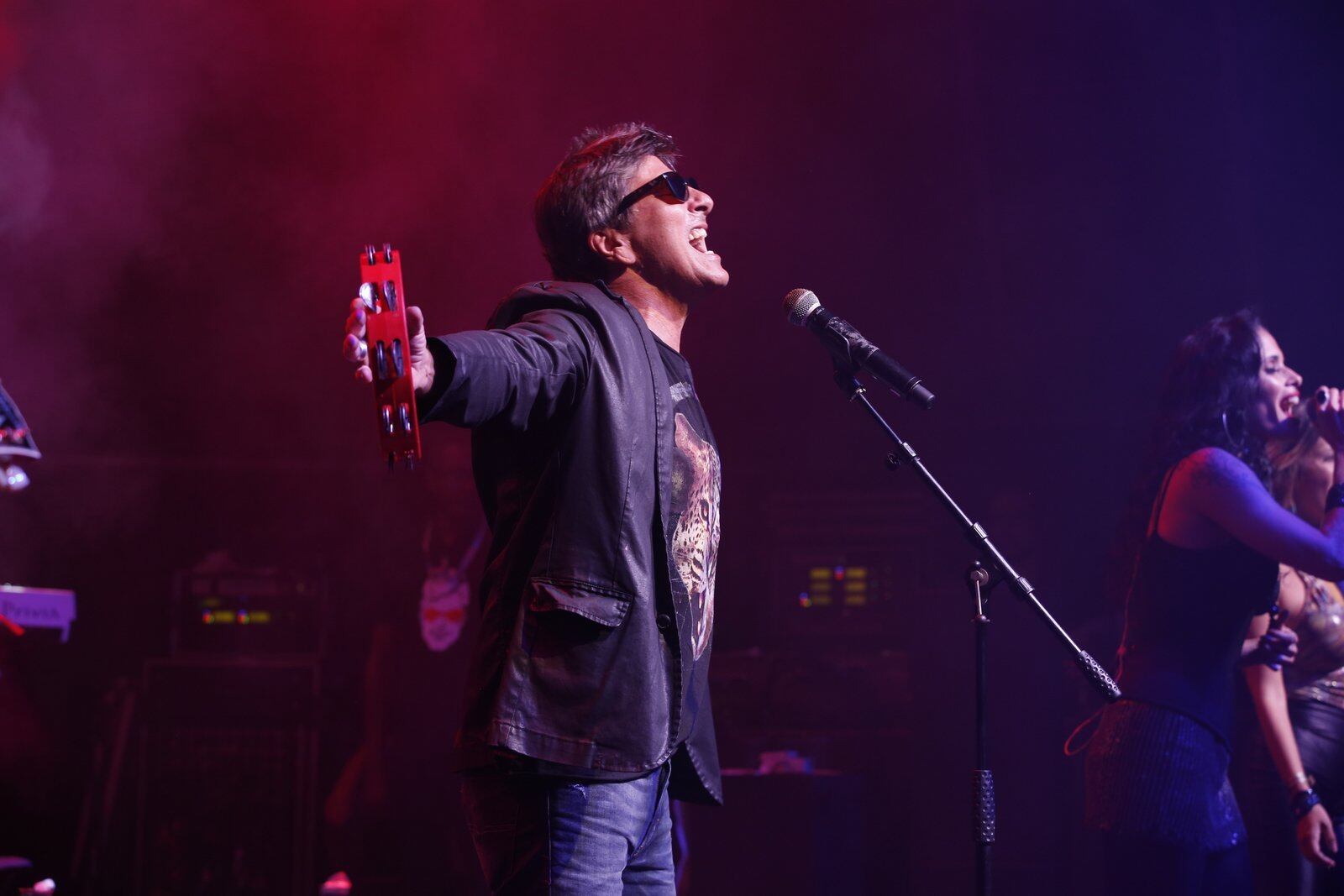 O ator e cantor tocou e embalou o público ao som de muito rock