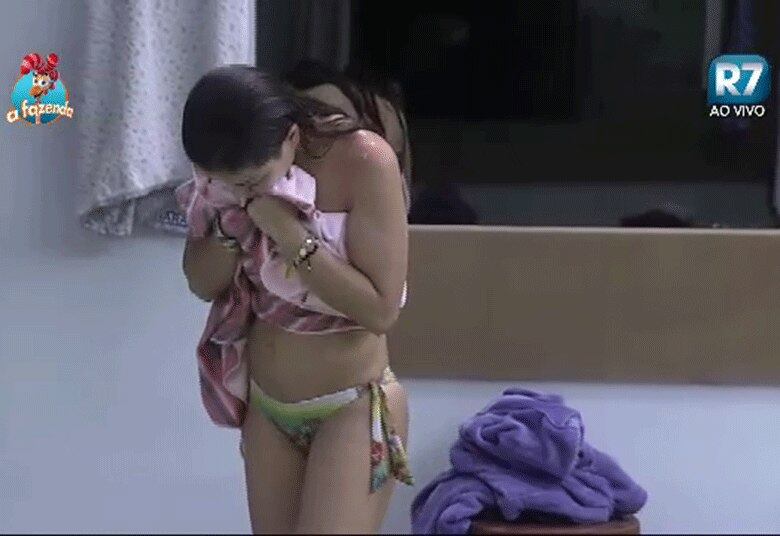 Depois da ducha, Li, sem pressa, se secou antes de colocar
o roupão  

+ Assista às íntegras dos programas da Rede Record no R7 Play. Assine!
+ Douglas Sampaio trolla JP na cozinha da sede
+ Douglas Sampaio explica aos colegas como foi a Prova da Chave
