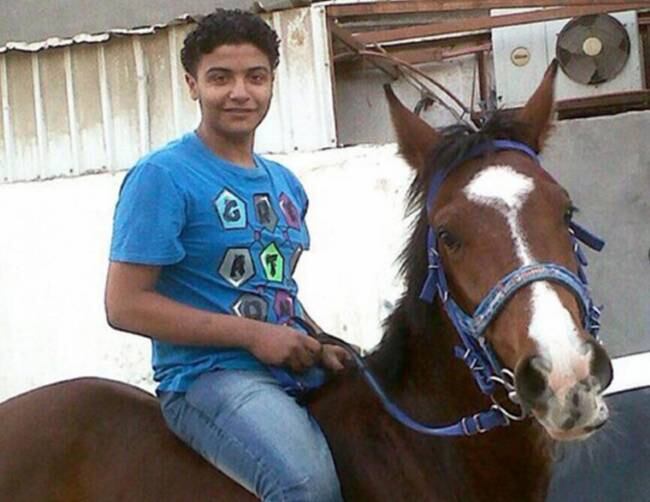 A manifestação ganhou contornos agressivos, com participantes tendo incendiado carros e alguns coqueteis molotov tendo sido lançados contra as forças de segurança locais

