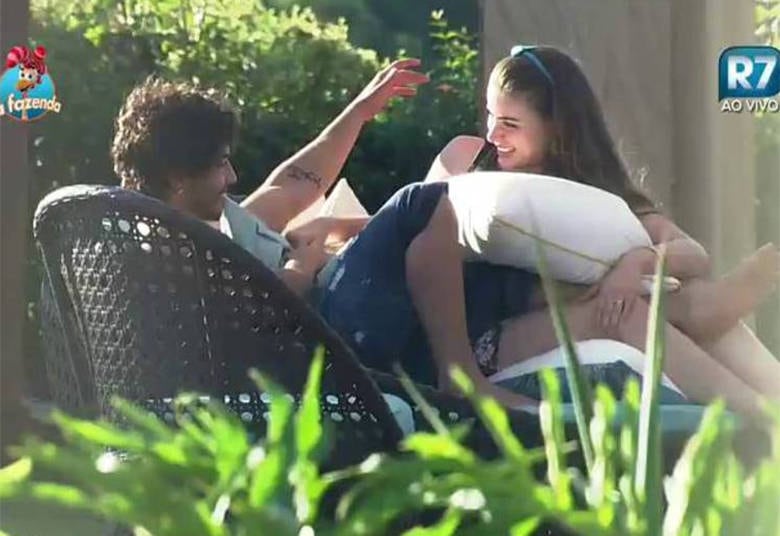 O
romance ficou muito próximo de se concretizar, mas por razões pessoais de Rayanne,
que alegou ainda ter um relacionamento fora do programa, as investidas de
Douglas, que não foram poucas, acabaram sendo em vão

+ Em atividade, peões comentam momentos marcantes de cada uma das semanas de confinamento
+ Turma do Ronco: Peões descansam durante a tarde do último sábado de A Fazenda 8
+ Douglas, Rayanne e Ana Paula cantam músicas de Latino e peão enfatiza: “Quem planta sacanagem colhe solidão”


