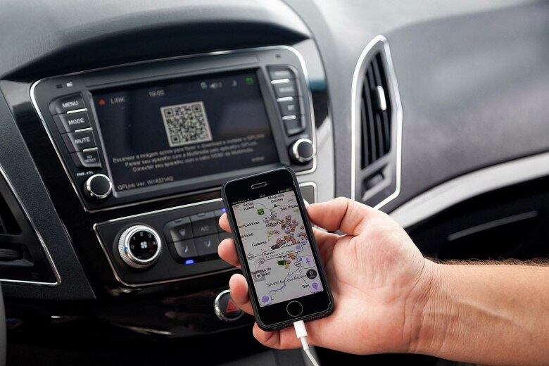 Além da tela de LCD touch, o sistema oferece rádio, entradas auxiliar e USB, conexão Bluetooth e câmera de ré