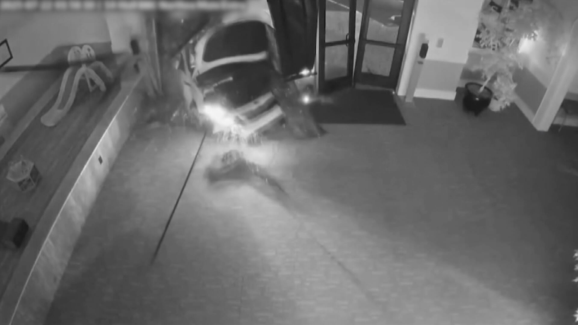 Homem invade igreja durante perseguição policial nos Estados Unidos; veja vídeo