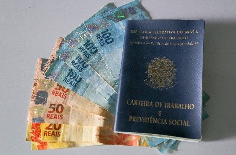Tem direito ao benefício os trabalhadores inscritos no programa há pelo menos cinco anos