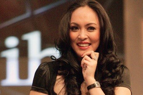 Angelina Sondakh, ex-miss Indonésia, também figura na lista de políticas mais bonitas do mundo. Nascida na Austrália, Angelina estudou e se formou na Indonésia. Atualmente, ela é membro do Parlamento do país