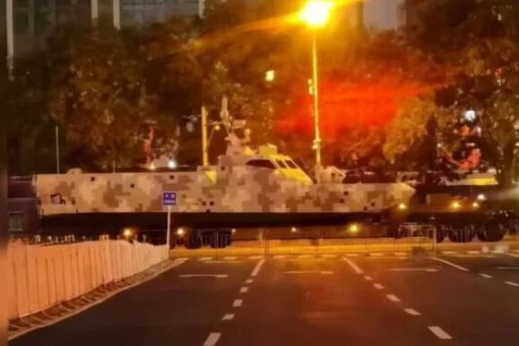 Design da embarcação apresenta pintura camuflada e um sistema de combate operado remotamente