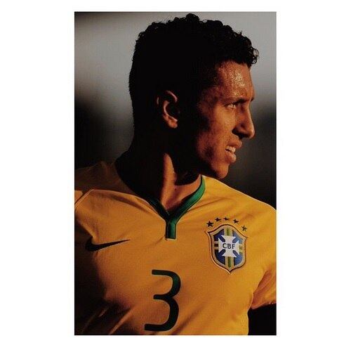 O zagueiro Marquinhos, do Paris Saint-Germain, sofreu uma lesão e foi cortado da seleção brasileira. Em sua conta no Instagram, o jogador lamentou sua ausência nas próximas partidas da equipe de Dunga, contra Argentina e Japão.

— Triste com a lesão, infelizmente não estarei em condições físicas para representar o nosso povo junto com a seleção, mas tenham certeza que minha torcida e boas vibrações estarão com vocês, rapaziada! #VaiBrasil

Veja mais: Brasil não aprende e quer dois novos amistosos contra
Alemanha

