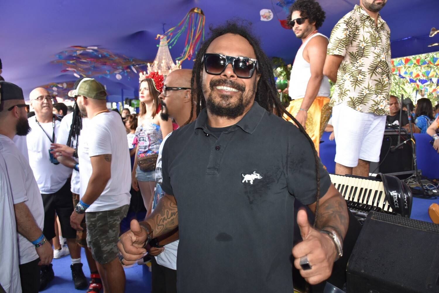 O cantor Marcelo Falcão foi convidado por Elba Ramalho e pulou do camarote para o trio durante a folia
