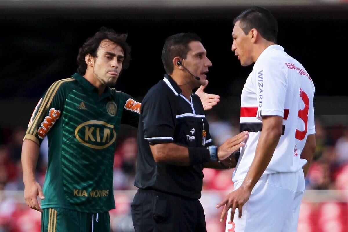 Em 2013, a confusão de Valdivia foi com o atual companheiro Lúcio, que na época defendia o São Paulo. O meia chileno reclamou de agressão e o defensor acabou expulso