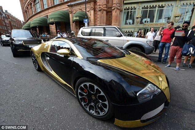 Carro de polícia? O Bugati Veyron ficou parecendo uma viatura com o revestimento dourado sobre o capô e coluna lateral contrastando com a carroceria negra