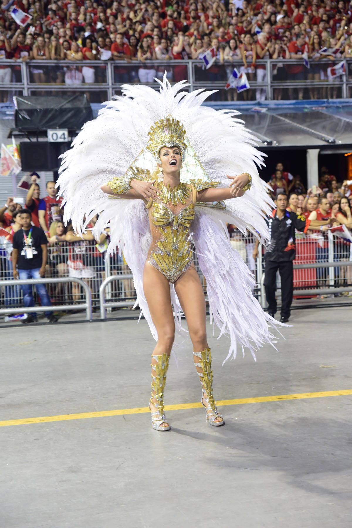 Com fantasia ousada, Ana Hickmann brilha absoluta na Vai-Vai

